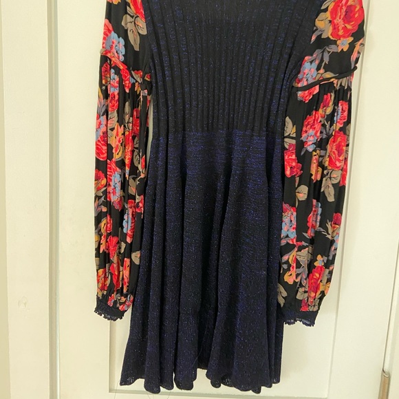 Free People Blue Shimmer Mini w. Floral Sleeves - Picture 3 of 9
